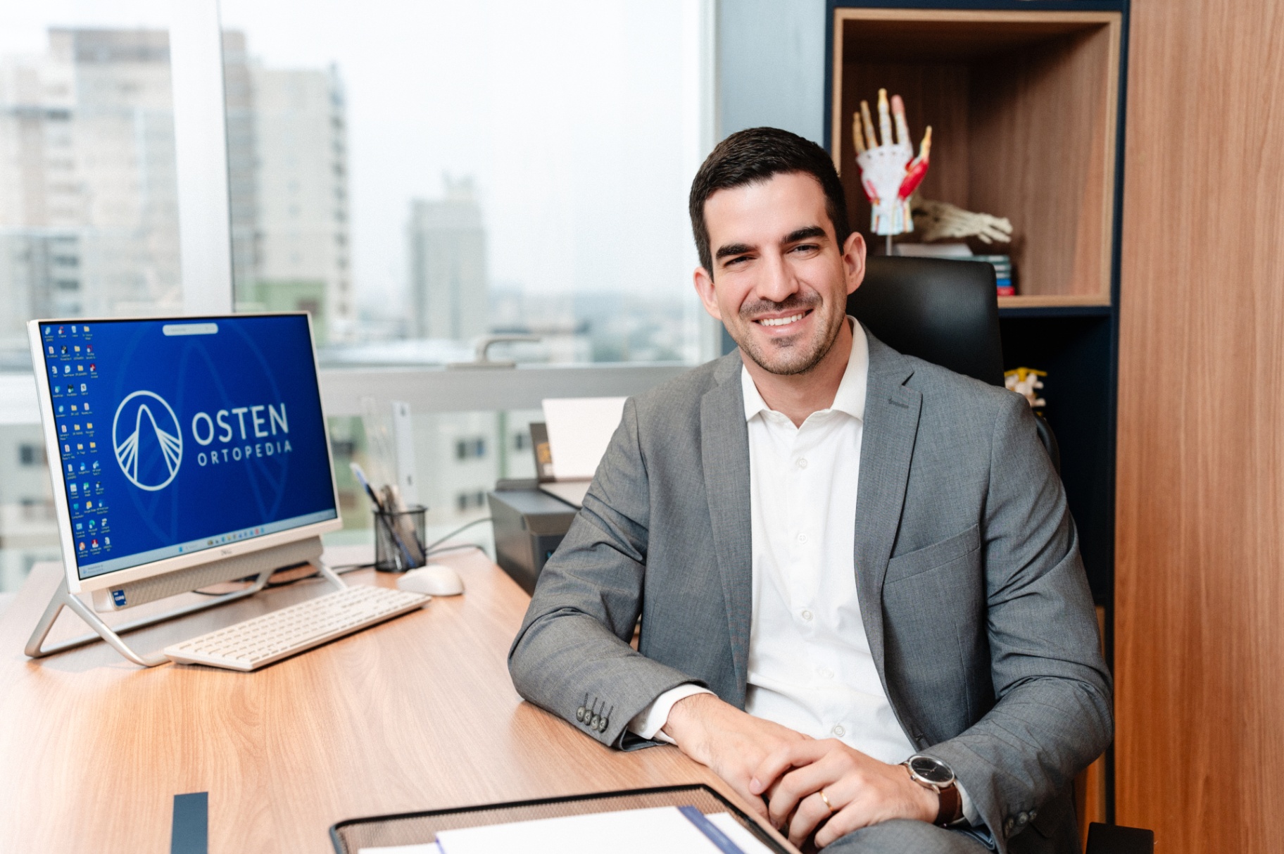 Dr. Vinícius Milani à mesa de atendimento