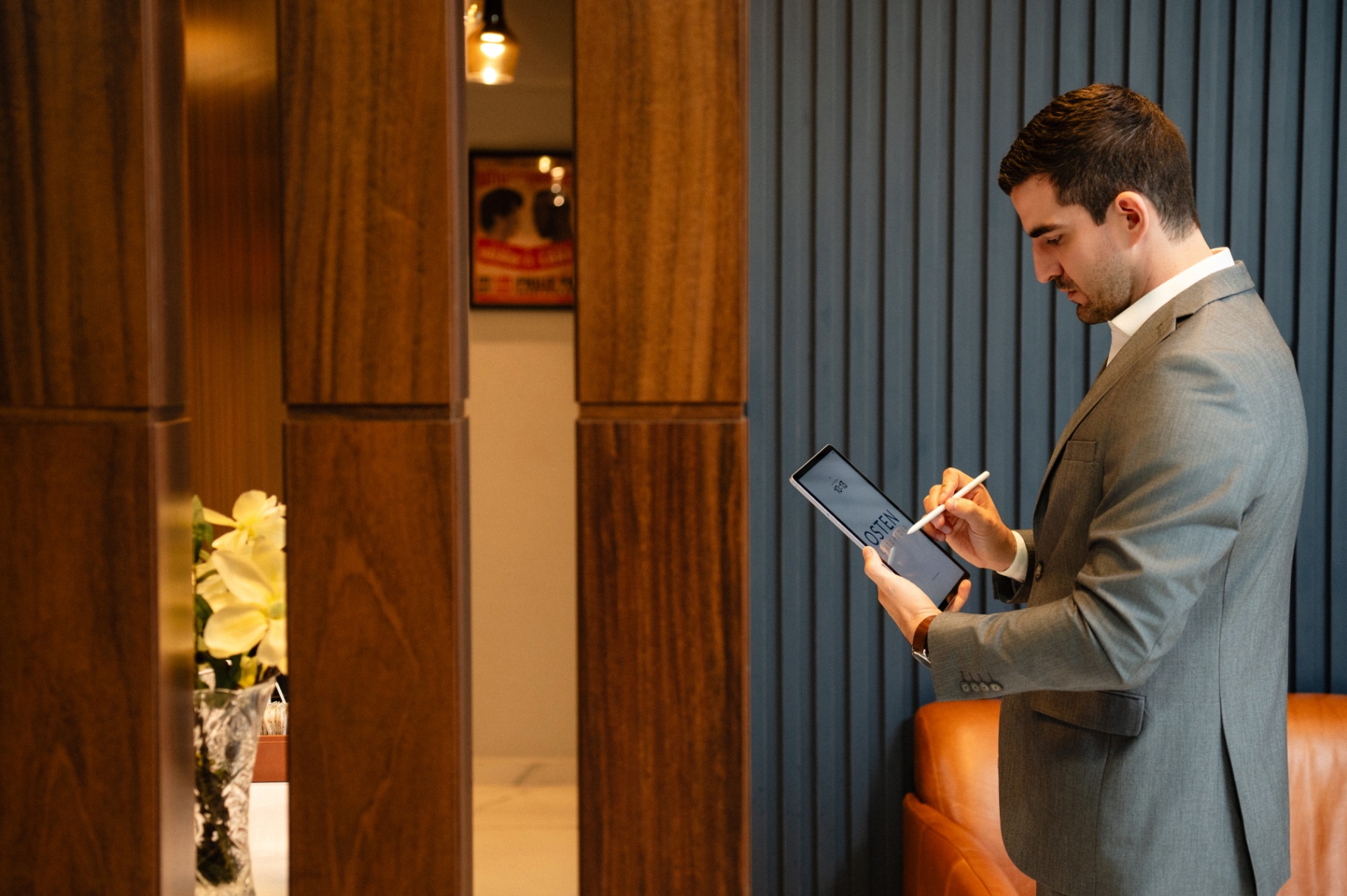 Dr. Vinícius Milani utilizando tablet na recepção