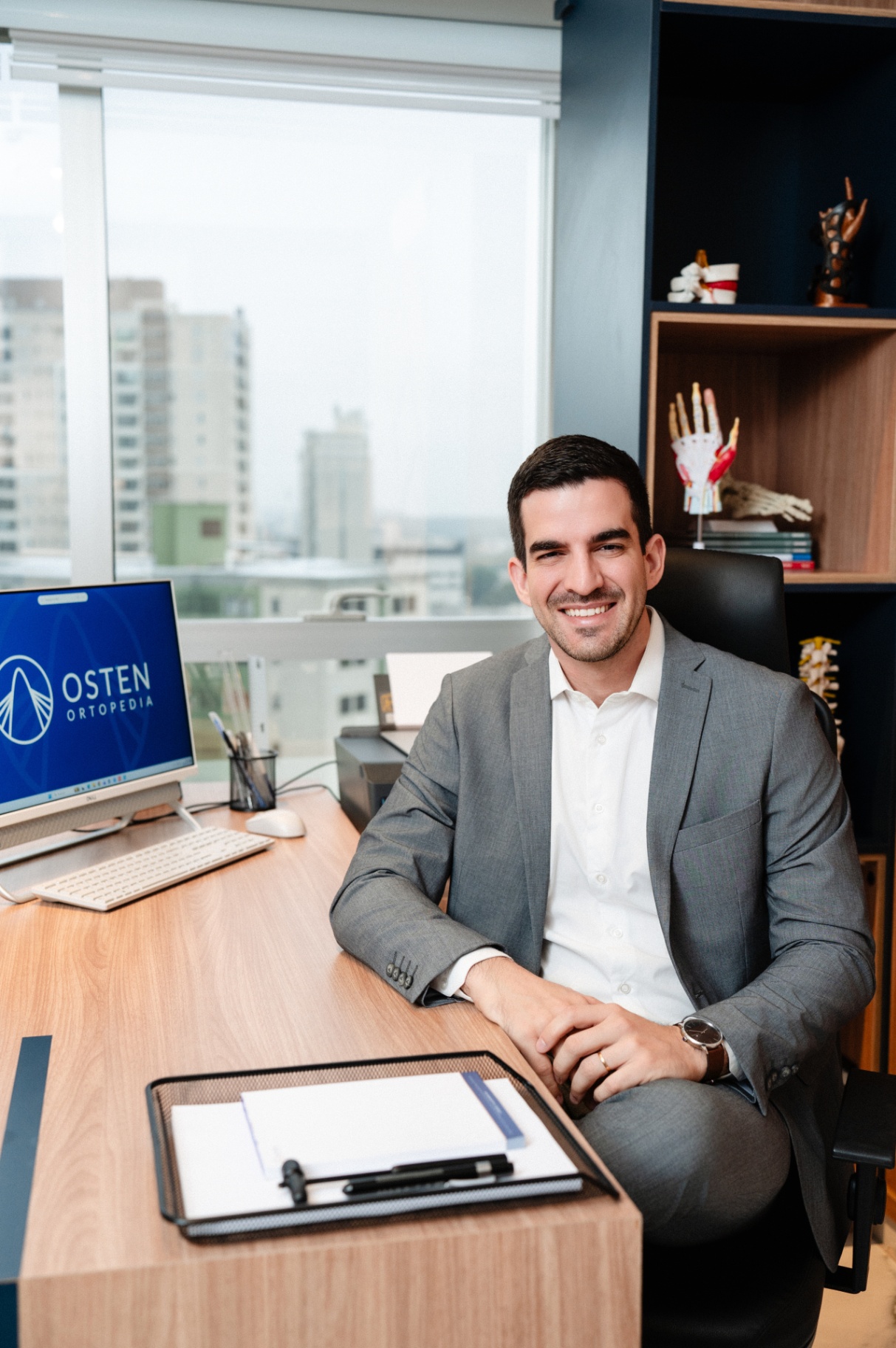 Dr. Vinícius Milani em seu consultório na Osten Ortopedia